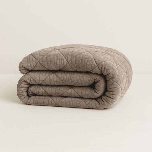 Velvet dekbed zonder overtrek in taupe met slangenprint, opgevouwen in verpakking van Y-NOT Dreambig