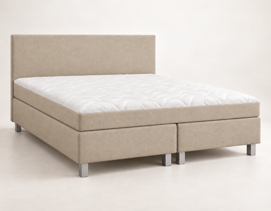 Luxe boxspring Nora in beige stof met een stijlvol gestoffeerd hoofdbord. Warme, rustige uitstraling die perfect aansluit bij een Japandi of hotel chique interieur.