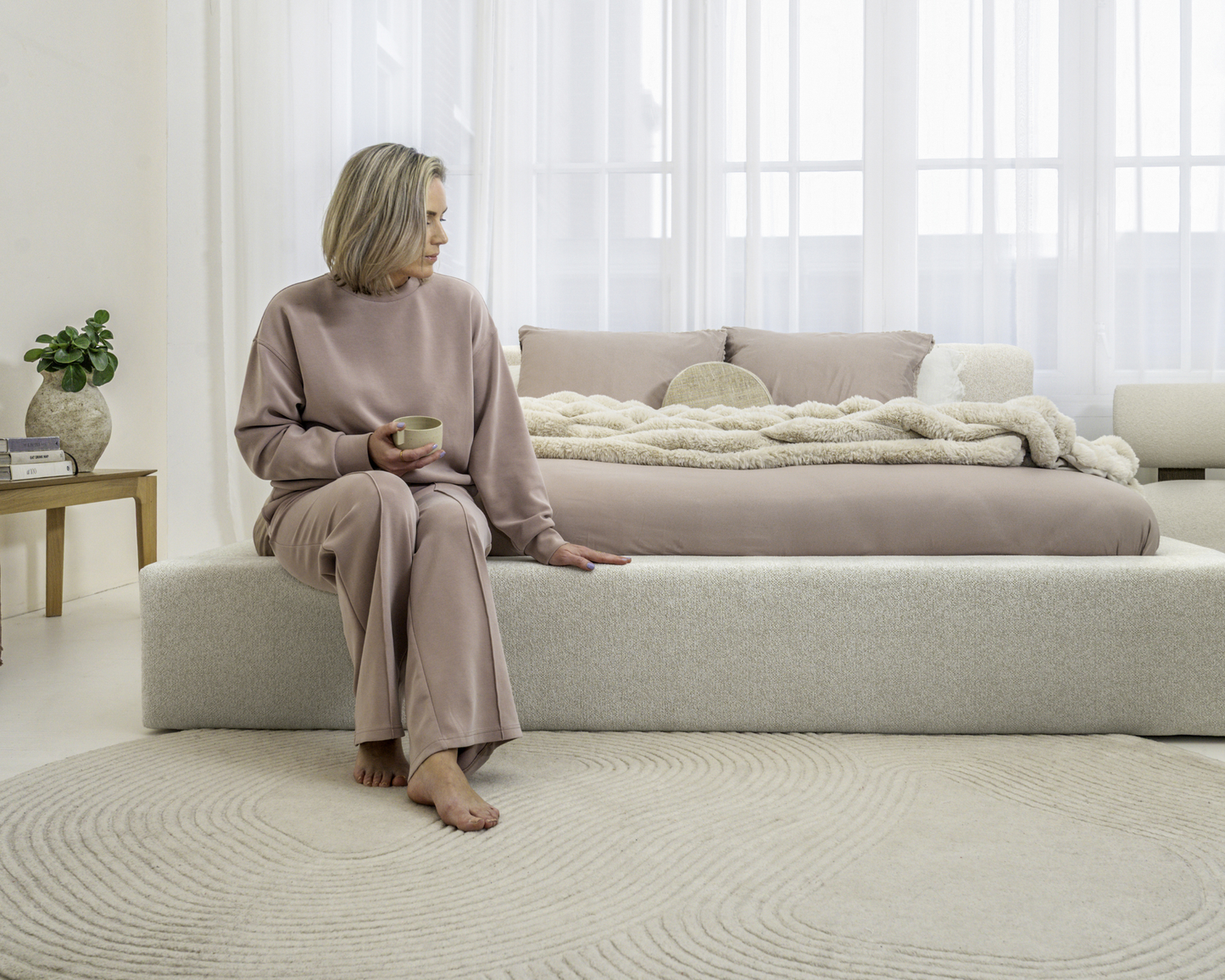 Adore Ledikant Edira Beige - Modern laag zweefbed - Nº11 - Pearl Ivory