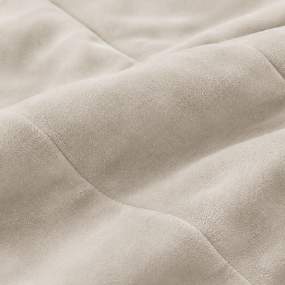 Close-up van wit velvet zomerdekbed zonder overtrek met subtiel reliëfpatroon en zichtbare quilting in crème tint