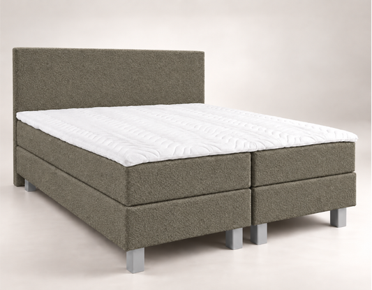 Luxe boxspring Lina in taupe teddy stof met een stijlvol gestoffeerd hoofdbord. Tijdloos design met een warme, rustige uitstraling voor een hotel chique slaapkamer.