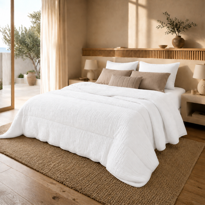 Wit micro mousseline dekbed zonder overtrek op opgemaakt bed in lichte slaapkamer met openslaande terrasdeuren