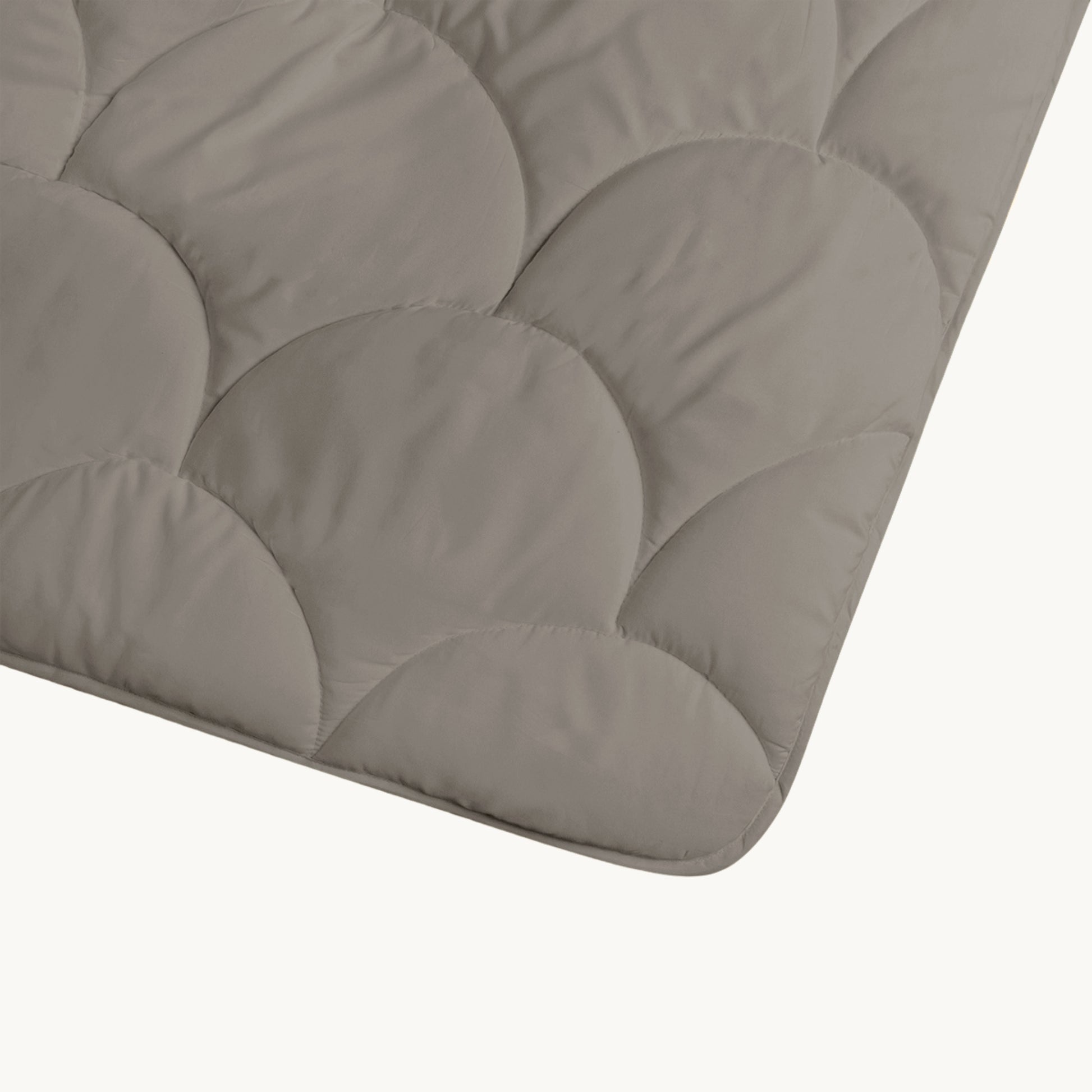 Dekbed zonder overtrek aanbieding – taupe zomerdekbed met luxe uitstraling