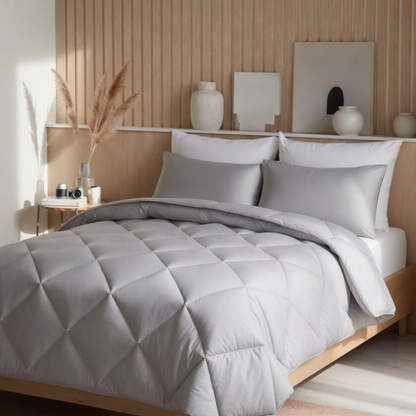 Grijs all year dekbed zonder overtrek op opgemaakt bed in hoekperspectief met Scandinavische slaapkamer en pampasgras