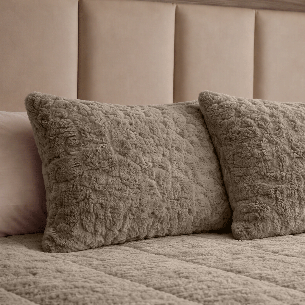 Y-NOT kussenslopen  Pom Pom Fur Taupe 60x70cm 2-Pack