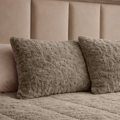 Y-NOT kussenslopen  Pom Pom Fur Taupe 60x70cm 2-Pack