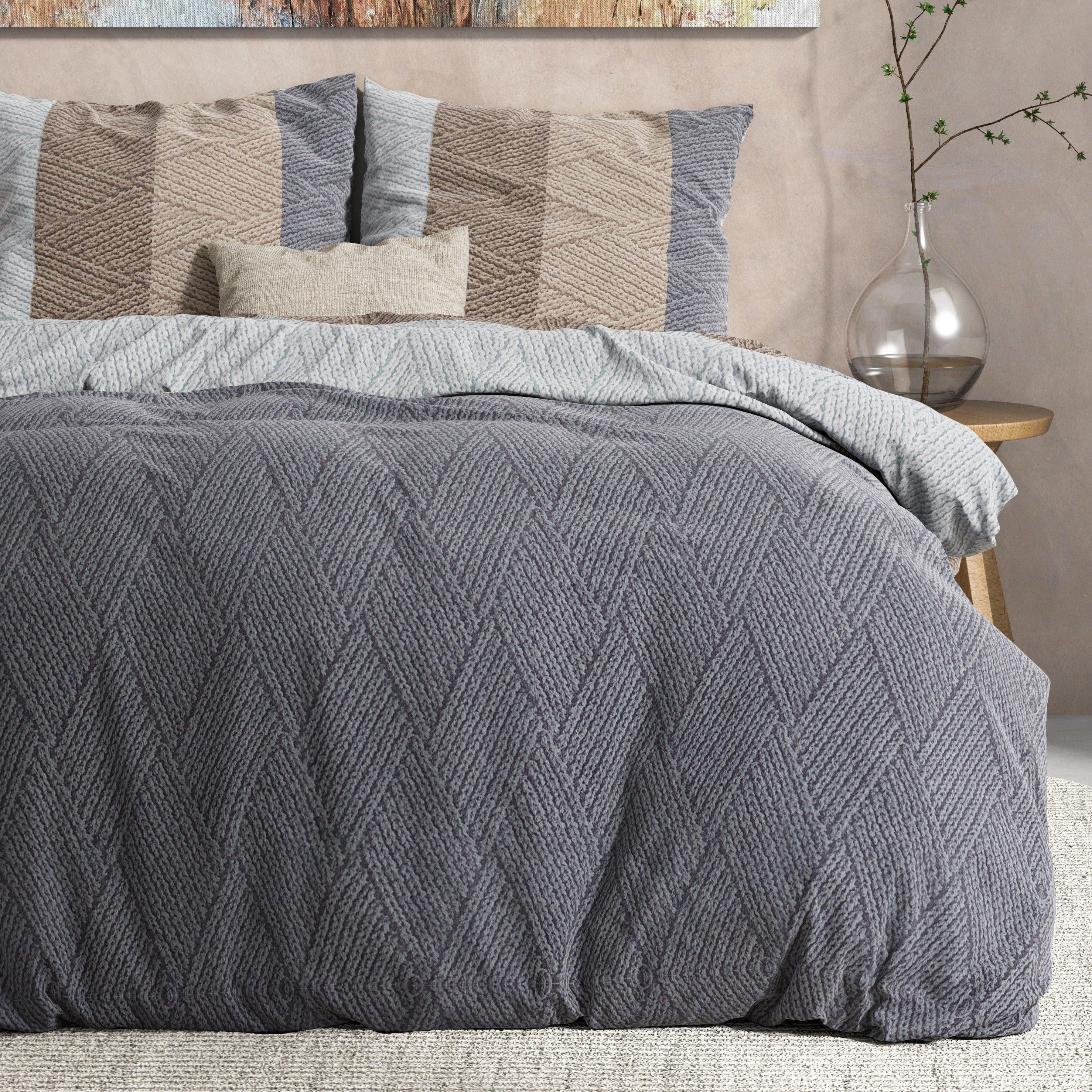 Knitty Natural Taupe/Grey flanellen dekbedovertrek set op een stijlvol opgemaakt bed.