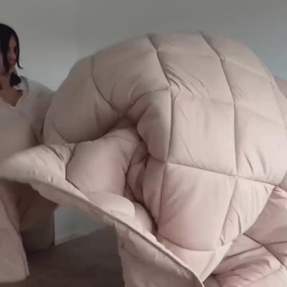  Productvideo van Y-NOT all year dekbed zonder overtrek in taupe, met stofdetail en slaapkamerstyling