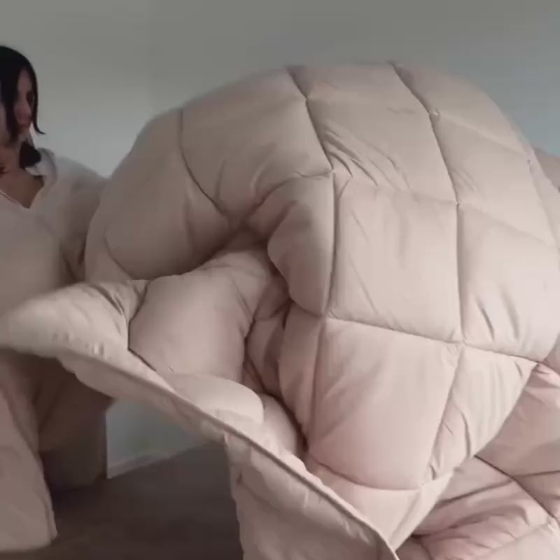  Productvideo van Y-NOT all year dekbed zonder overtrek in taupe, met stofdetail en slaapkamerstyling